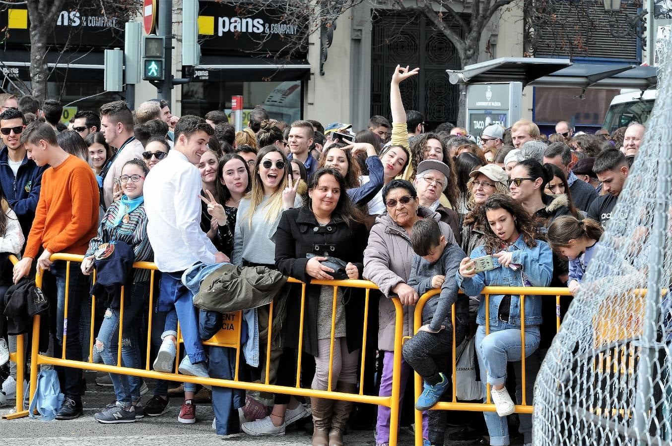 Fotos del público de la mascletà del 8 de marzo de las Fallas 2018. La pirotécnica María José Laro Zamorano, de Caballer FX Global Foc, ha disparado por error el terremoto final al principio, pero ha reaccionado y el espectáculo no se ha detenido. Así, ha logrado una ovación de los espectadores.