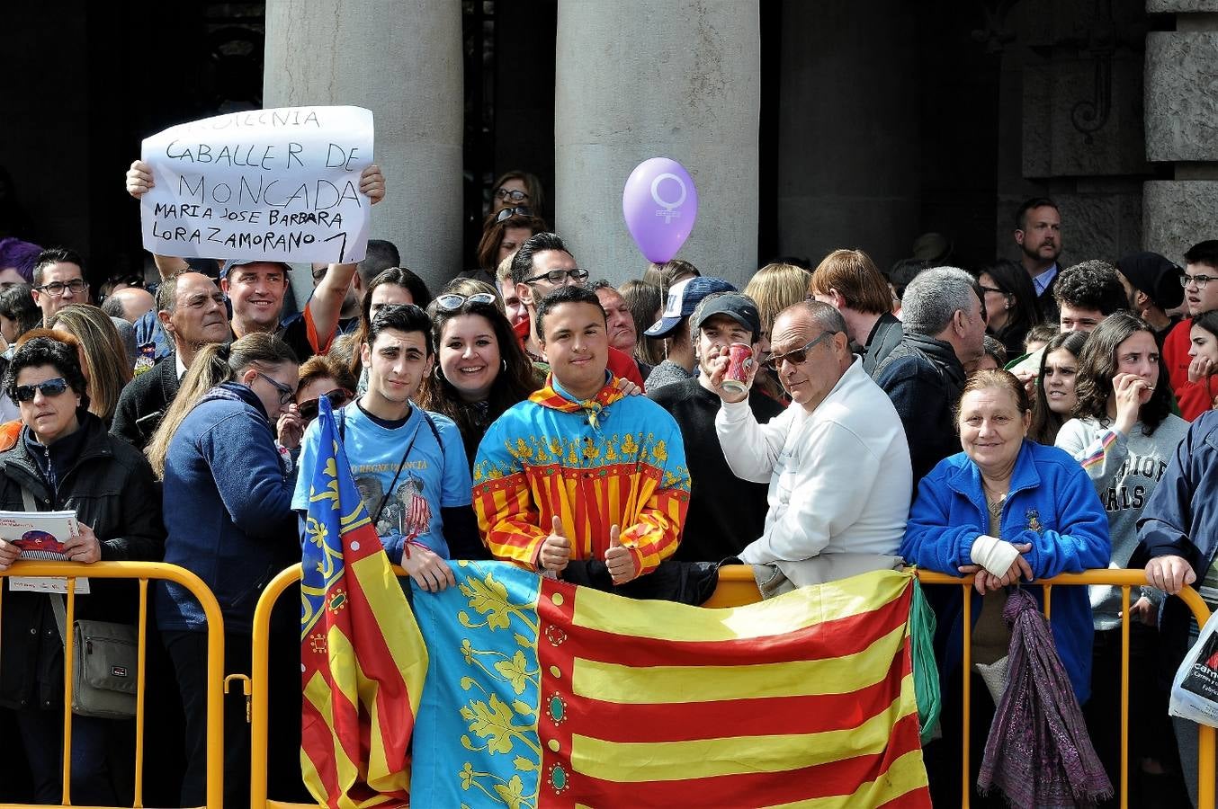Fotos del público de la mascletà del 8 de marzo de las Fallas 2018. La pirotécnica María José Laro Zamorano, de Caballer FX Global Foc, ha disparado por error el terremoto final al principio, pero ha reaccionado y el espectáculo no se ha detenido. Así, ha logrado una ovación de los espectadores.