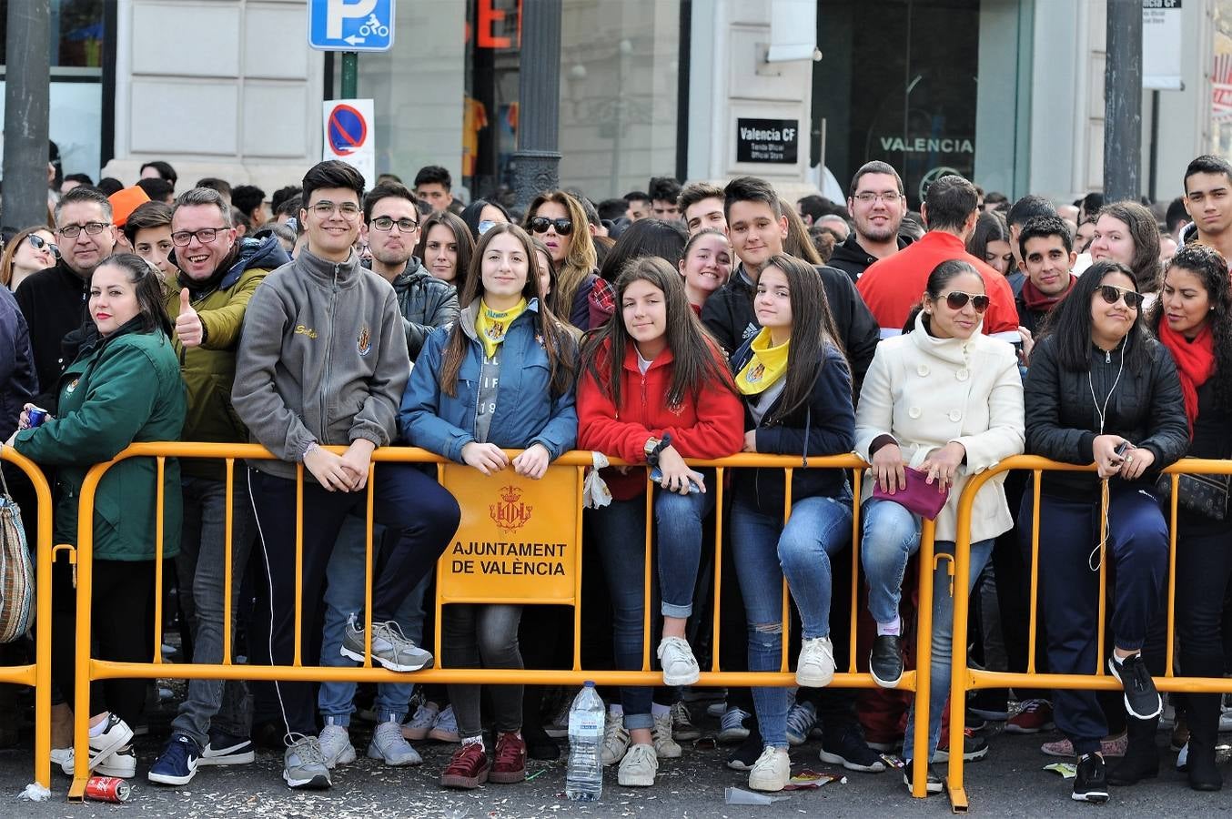 Fotos del público de la mascletà del 8 de marzo de las Fallas 2018. La pirotécnica María José Laro Zamorano, de Caballer FX Global Foc, ha disparado por error el terremoto final al principio, pero ha reaccionado y el espectáculo no se ha detenido. Así, ha logrado una ovación de los espectadores.