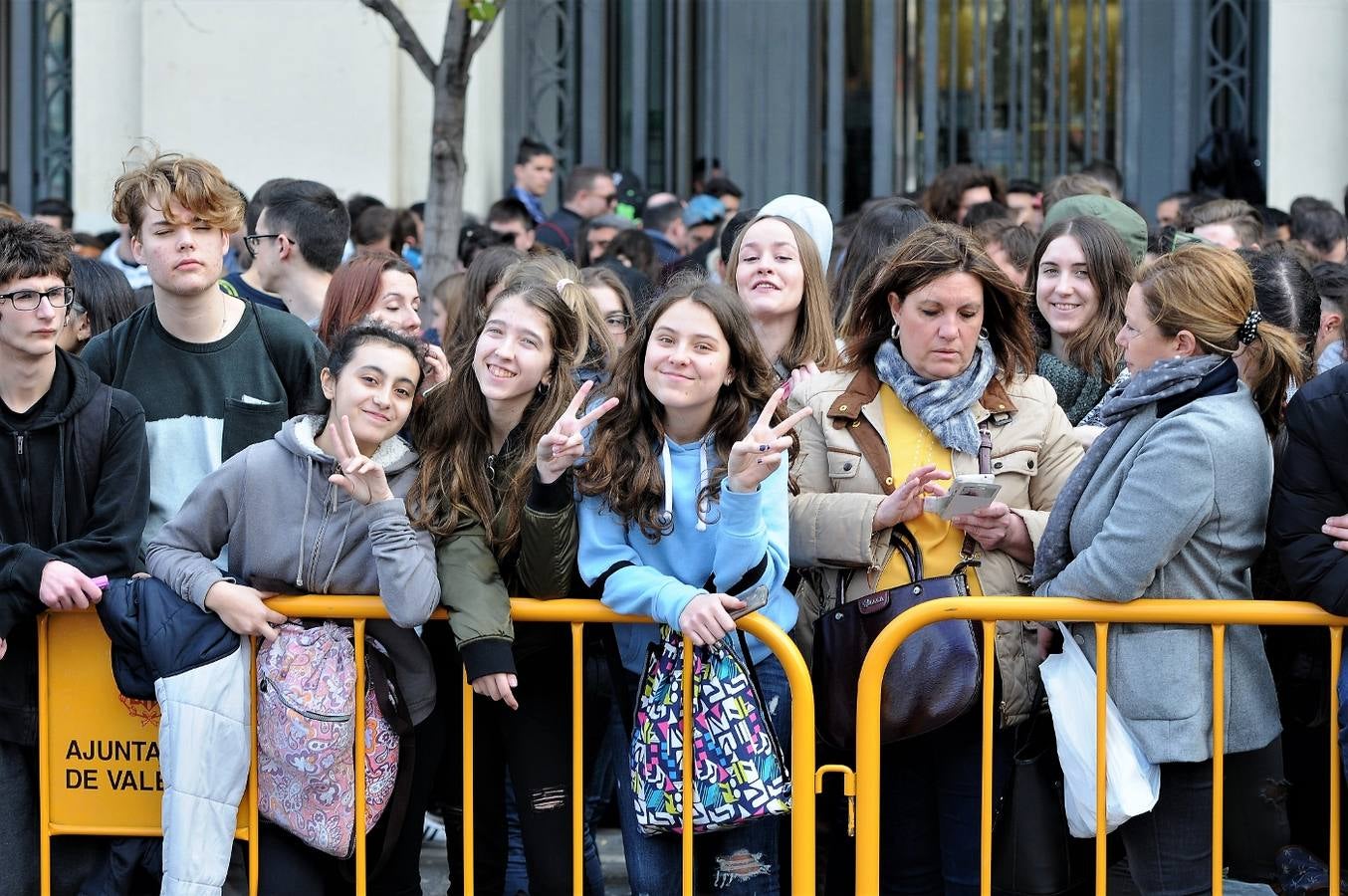 Fotos del público de la mascletà del 8 de marzo de las Fallas 2018. La pirotécnica María José Laro Zamorano, de Caballer FX Global Foc, ha disparado por error el terremoto final al principio, pero ha reaccionado y el espectáculo no se ha detenido. Así, ha logrado una ovación de los espectadores.