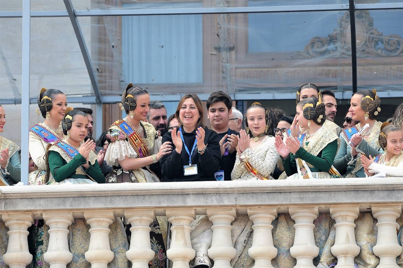 Fotos del público de la mascletà del 8 de marzo de las Fallas 2018. La pirotécnica María José Laro Zamorano, de Caballer FX Global Foc, ha disparado por error el terremoto final al principio, pero ha reaccionado y el espectáculo no se ha detenido. Así, ha logrado una ovación de los espectadores.