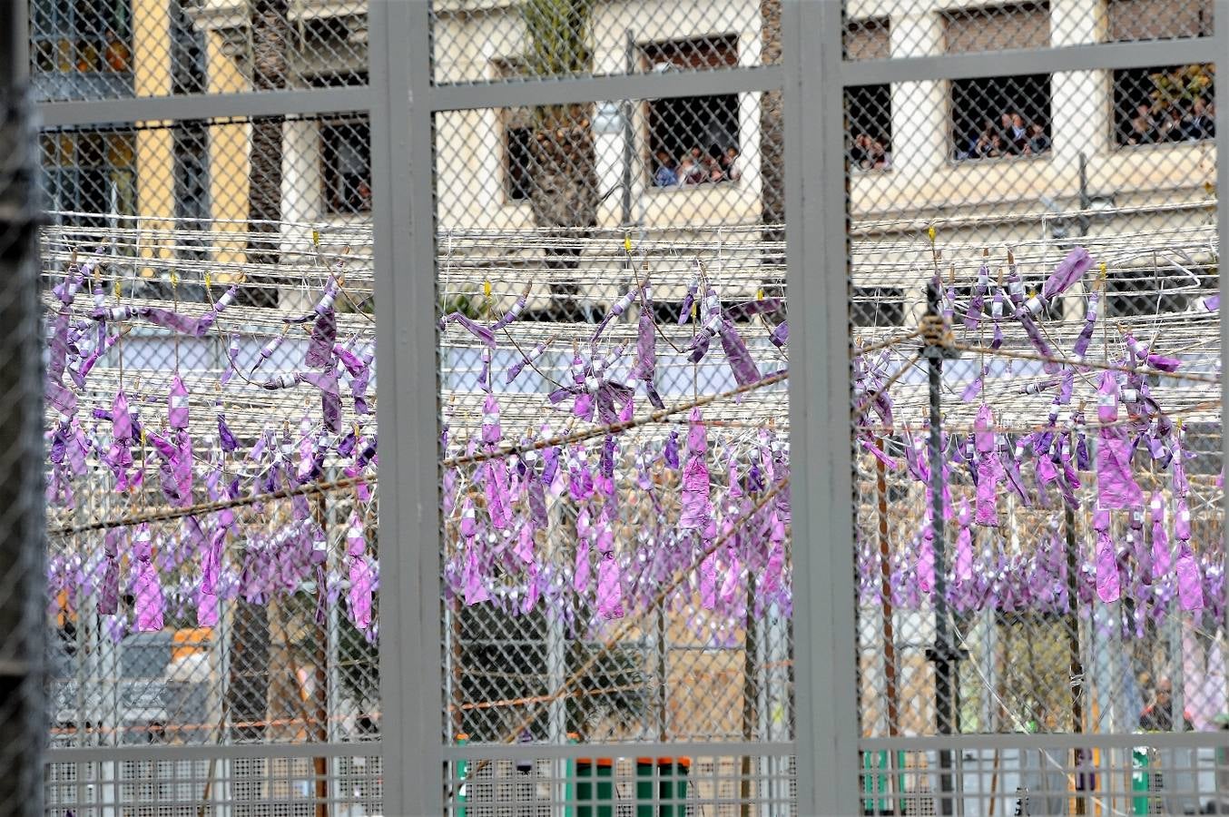 Fotos del público de la mascletà del 8 de marzo de las Fallas 2018. La pirotécnica María José Laro Zamorano, de Caballer FX Global Foc, ha disparado por error el terremoto final al principio, pero ha reaccionado y el espectáculo no se ha detenido. Así, ha logrado una ovación de los espectadores.