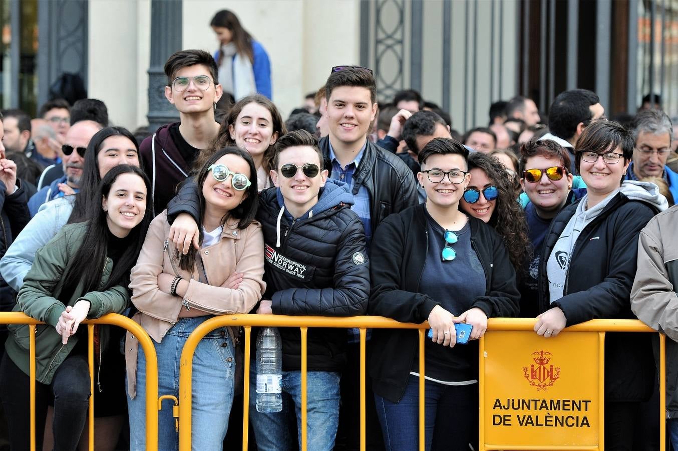 Fotos del público de la mascletà del 8 de marzo de las Fallas 2018. La pirotécnica María José Laro Zamorano, de Caballer FX Global Foc, ha disparado por error el terremoto final al principio, pero ha reaccionado y el espectáculo no se ha detenido. Así, ha logrado una ovación de los espectadores.