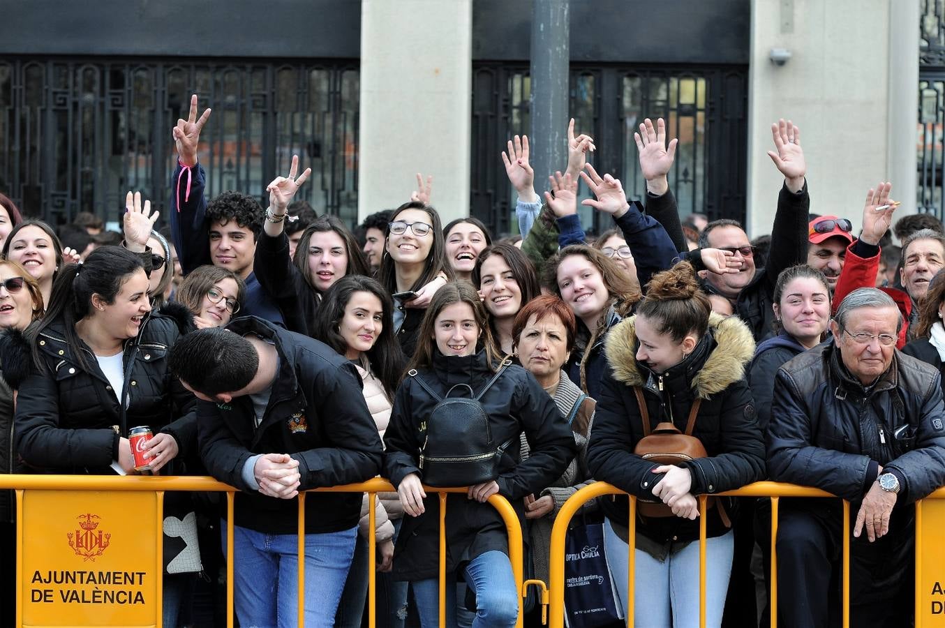 Fotos del público de la mascletà del 8 de marzo de las Fallas 2018. La pirotécnica María José Laro Zamorano, de Caballer FX Global Foc, ha disparado por error el terremoto final al principio, pero ha reaccionado y el espectáculo no se ha detenido. Así, ha logrado una ovación de los espectadores.