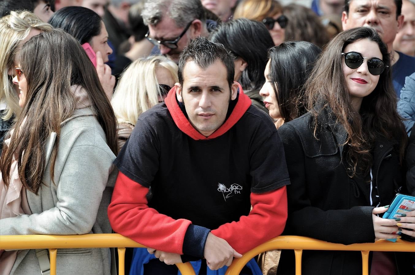 Fotos del público de la mascletà del 8 de marzo de las Fallas 2018. La pirotécnica María José Laro Zamorano, de Caballer FX Global Foc, ha disparado por error el terremoto final al principio, pero ha reaccionado y el espectáculo no se ha detenido. Así, ha logrado una ovación de los espectadores.