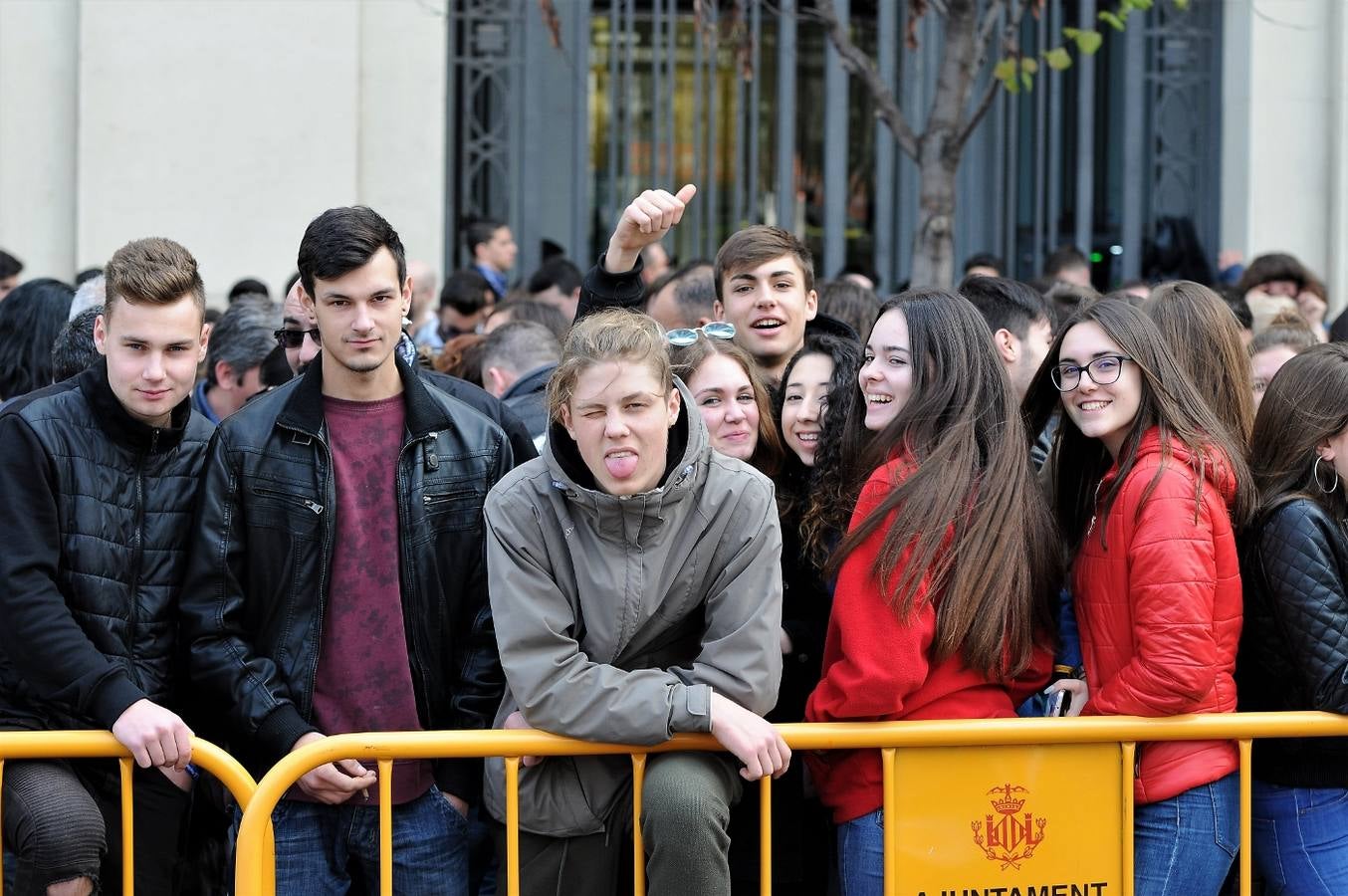 Fotos del público de la mascletà del 8 de marzo de las Fallas 2018. La pirotécnica María José Laro Zamorano, de Caballer FX Global Foc, ha disparado por error el terremoto final al principio, pero ha reaccionado y el espectáculo no se ha detenido. Así, ha logrado una ovación de los espectadores.
