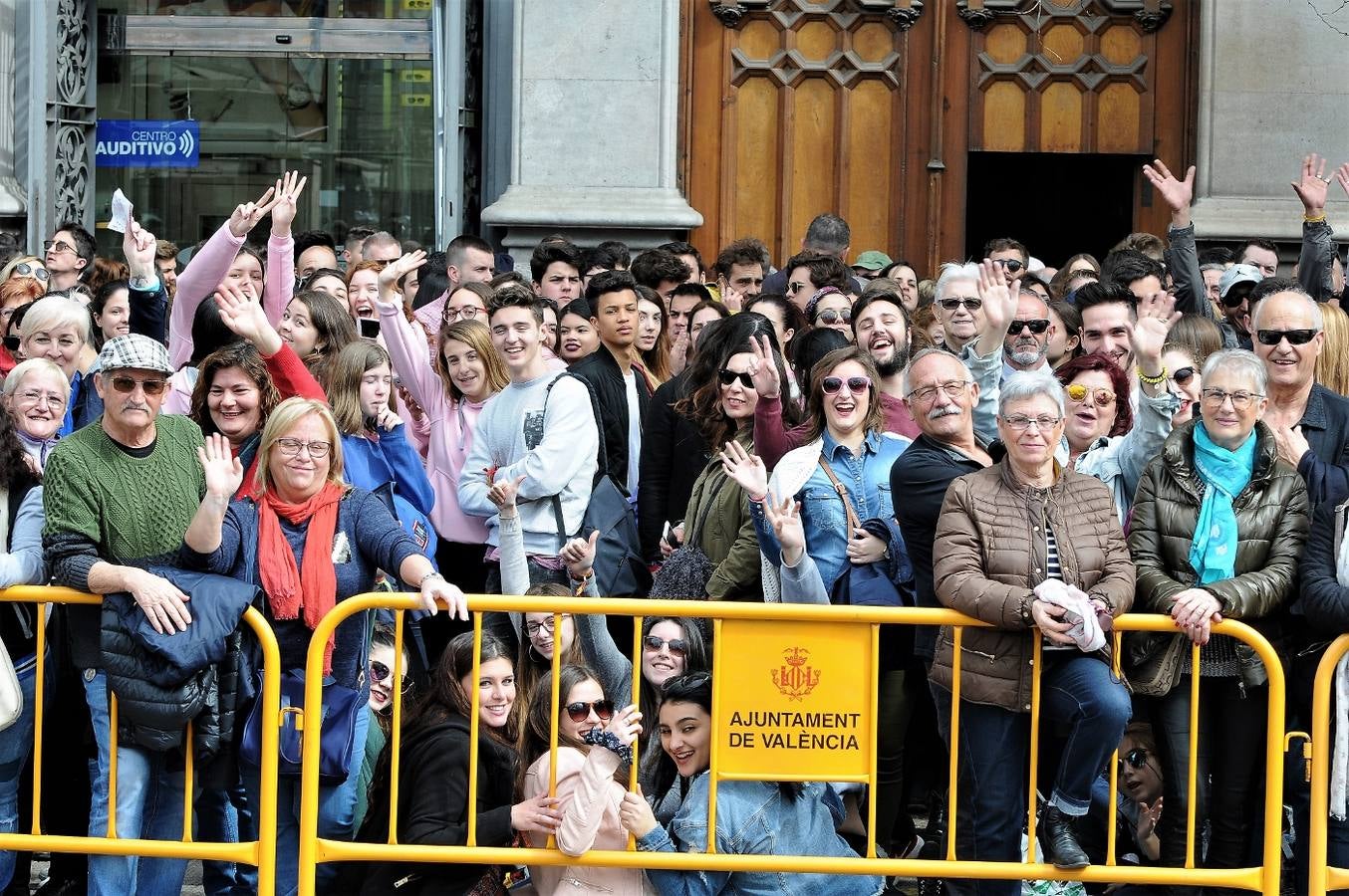 Fotos del público de la mascletà del 8 de marzo de las Fallas 2018. La pirotécnica María José Laro Zamorano, de Caballer FX Global Foc, ha disparado por error el terremoto final al principio, pero ha reaccionado y el espectáculo no se ha detenido. Así, ha logrado una ovación de los espectadores.