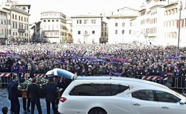 Miles de aficionados despiden a Davide Astori en Florencia. 