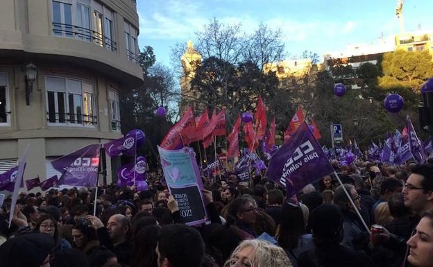 Imagen principal - Manifestación del 8-M por el centro de Valencia.