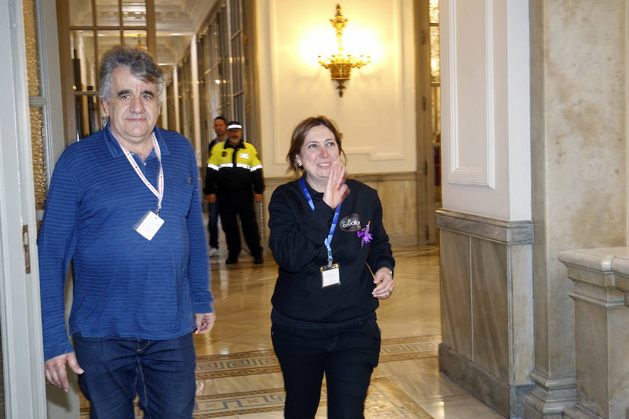 Mª José Lora Zamorano se sobrepone al fallo de disparar el terremoto terrestre final justo al inicio de la mascletà del día de la mujer.