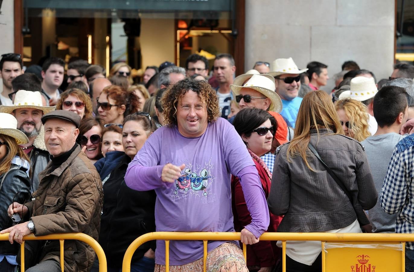 La pirotécnia granadina Alpujarreña ha disparado la mascletà del 9 de marzo de las Fallas 2018. Su novedoso 'martillo de Thor' ha atronado la plaza del Ayuntamiento.