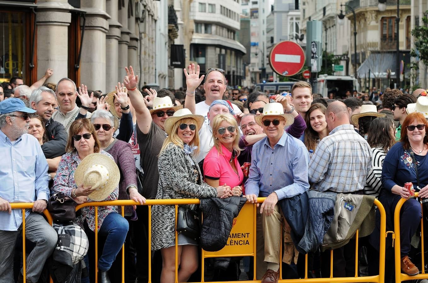 La pirotécnia granadina Alpujarreña ha disparado la mascletà del 9 de marzo de las Fallas 2018. Su novedoso 'martillo de Thor' ha atronado la plaza del Ayuntamiento.