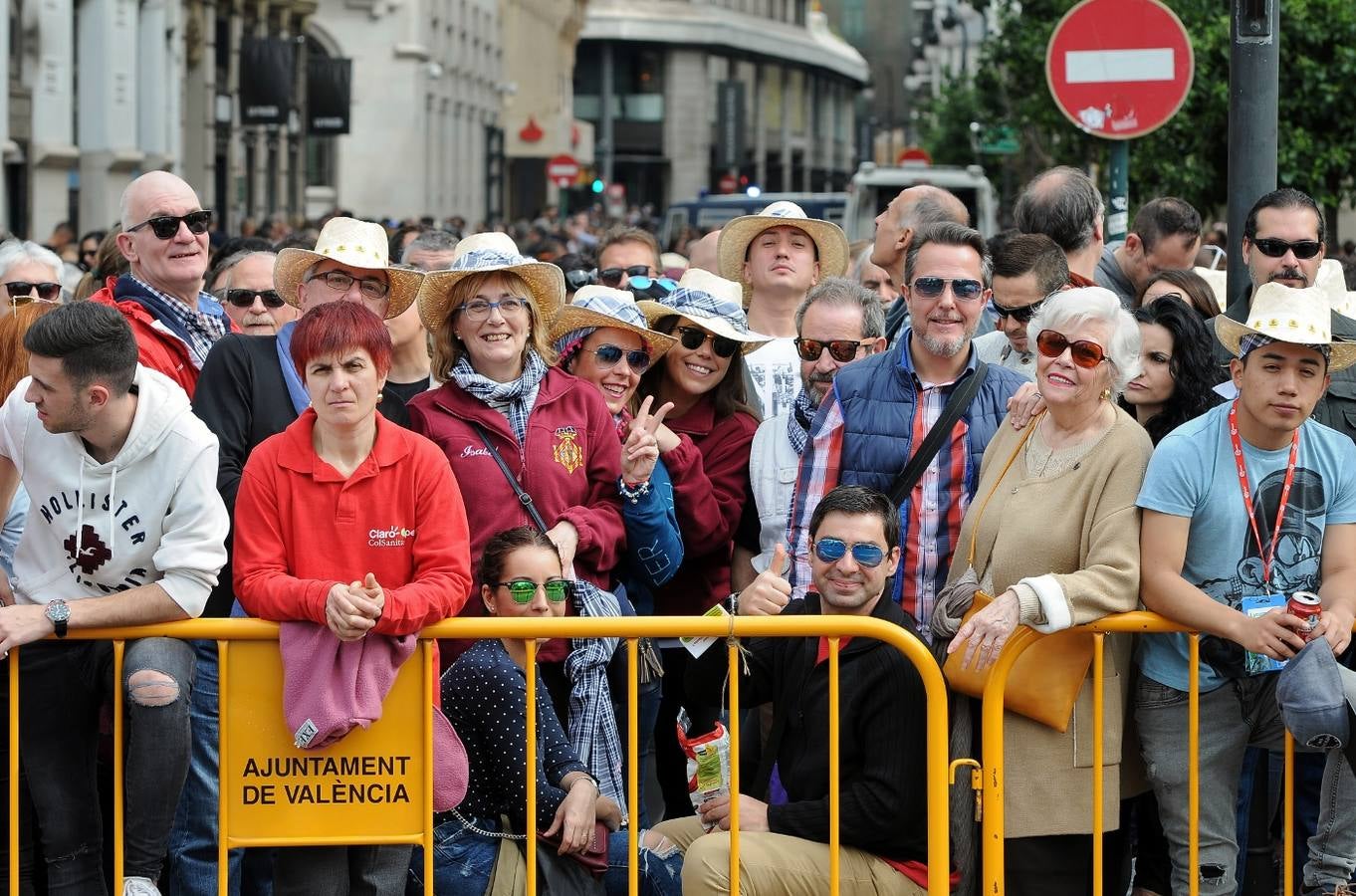 La pirotécnia granadina Alpujarreña ha disparado la mascletà del 9 de marzo de las Fallas 2018. Su novedoso 'martillo de Thor' ha atronado la plaza del Ayuntamiento.