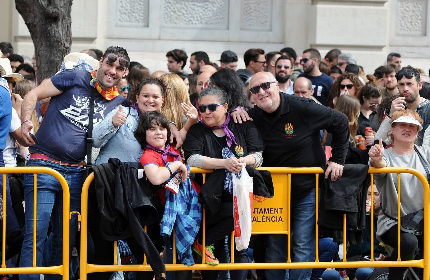 La pirotécnia granadina Alpujarreña ha disparado la mascletà del 9 de marzo de las Fallas 2018. Su novedoso 'martillo de Thor' ha atronado la plaza del Ayuntamiento.
