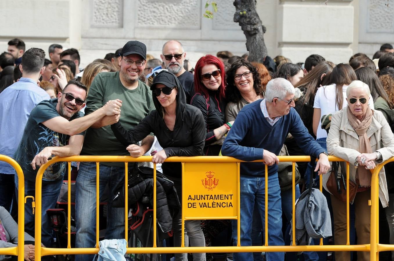 La pirotécnia granadina Alpujarreña ha disparado la mascletà del 9 de marzo de las Fallas 2018. Su novedoso 'martillo de Thor' ha atronado la plaza del Ayuntamiento.