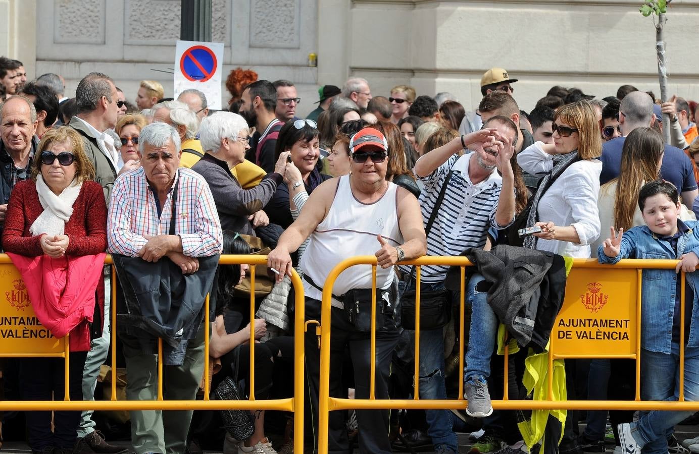 La pirotécnia granadina Alpujarreña ha disparado la mascletà del 9 de marzo de las Fallas 2018. Su novedoso 'martillo de Thor' ha atronado la plaza del Ayuntamiento.