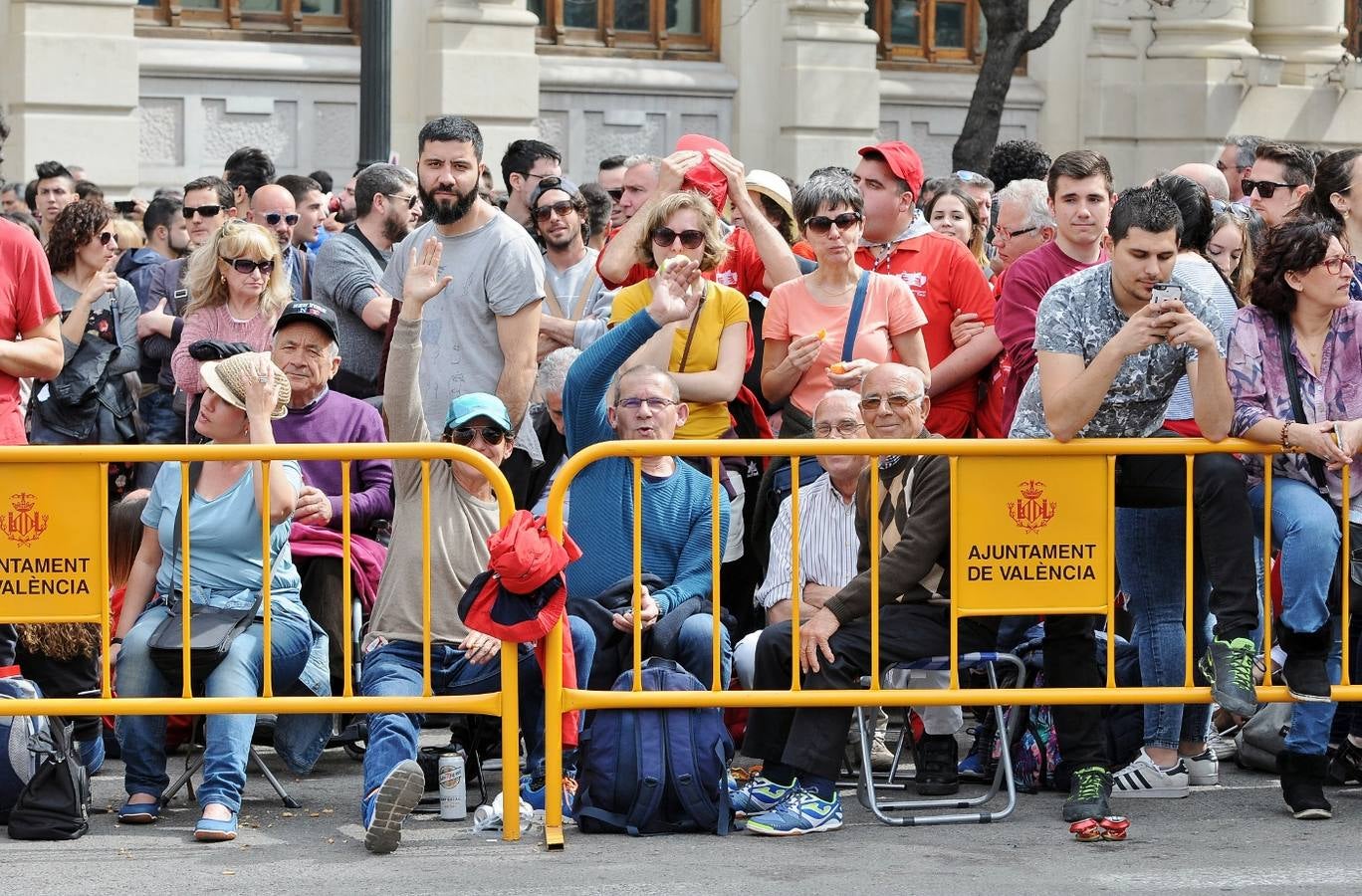 La pirotécnia granadina Alpujarreña ha disparado la mascletà del 9 de marzo de las Fallas 2018. Su novedoso 'martillo de Thor' ha atronado la plaza del Ayuntamiento.