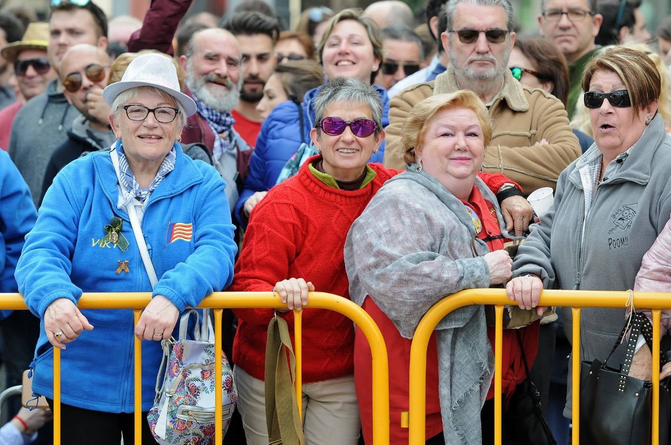 La pirotécnia granadina Alpujarreña ha disparado la mascletà del 9 de marzo de las Fallas 2018. Su novedoso 'martillo de Thor' ha atronado la plaza del Ayuntamiento.