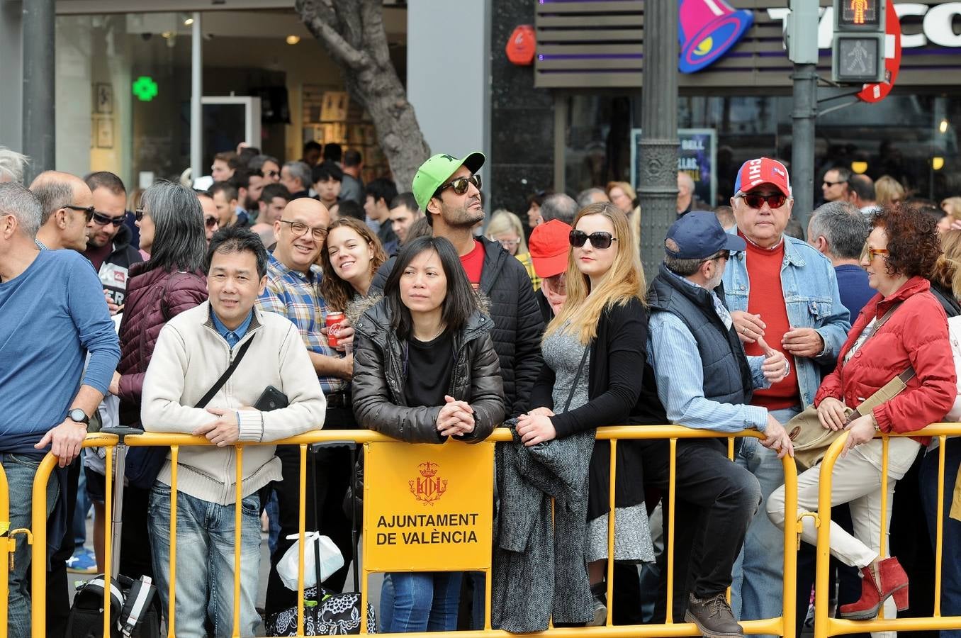 La pirotécnia granadina Alpujarreña ha disparado la mascletà del 9 de marzo de las Fallas 2018. Su novedoso 'martillo de Thor' ha atronado la plaza del Ayuntamiento.