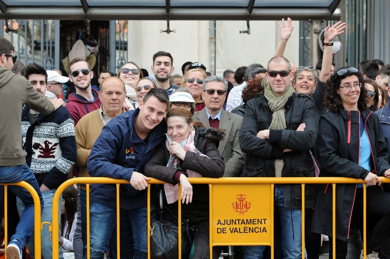 La pirotécnia granadina Alpujarreña ha disparado la mascletà del 9 de marzo de las Fallas 2018. Su novedoso 'martillo de Thor' ha atronado la plaza del Ayuntamiento.