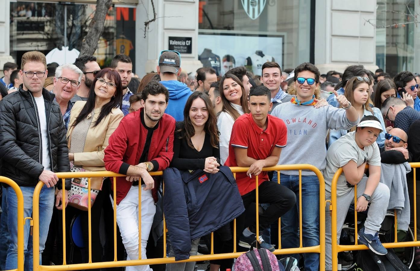 La pirotécnia granadina Alpujarreña ha disparado la mascletà del 9 de marzo de las Fallas 2018. Su novedoso 'martillo de Thor' ha atronado la plaza del Ayuntamiento.