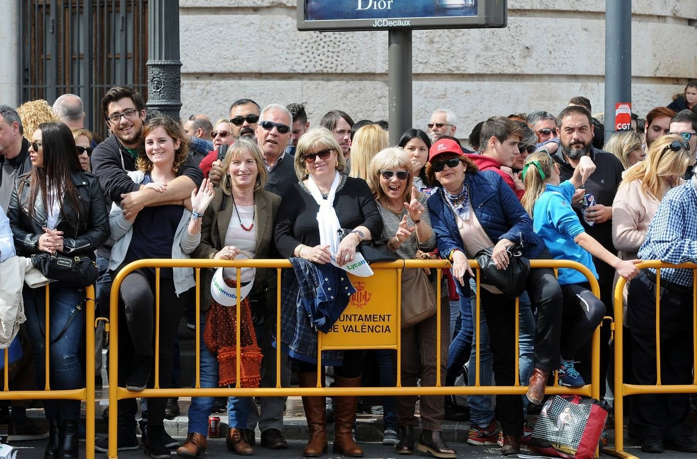 La pirotécnia granadina Alpujarreña ha disparado la mascletà del 9 de marzo de las Fallas 2018. Su novedoso 'martillo de Thor' ha atronado la plaza del Ayuntamiento.