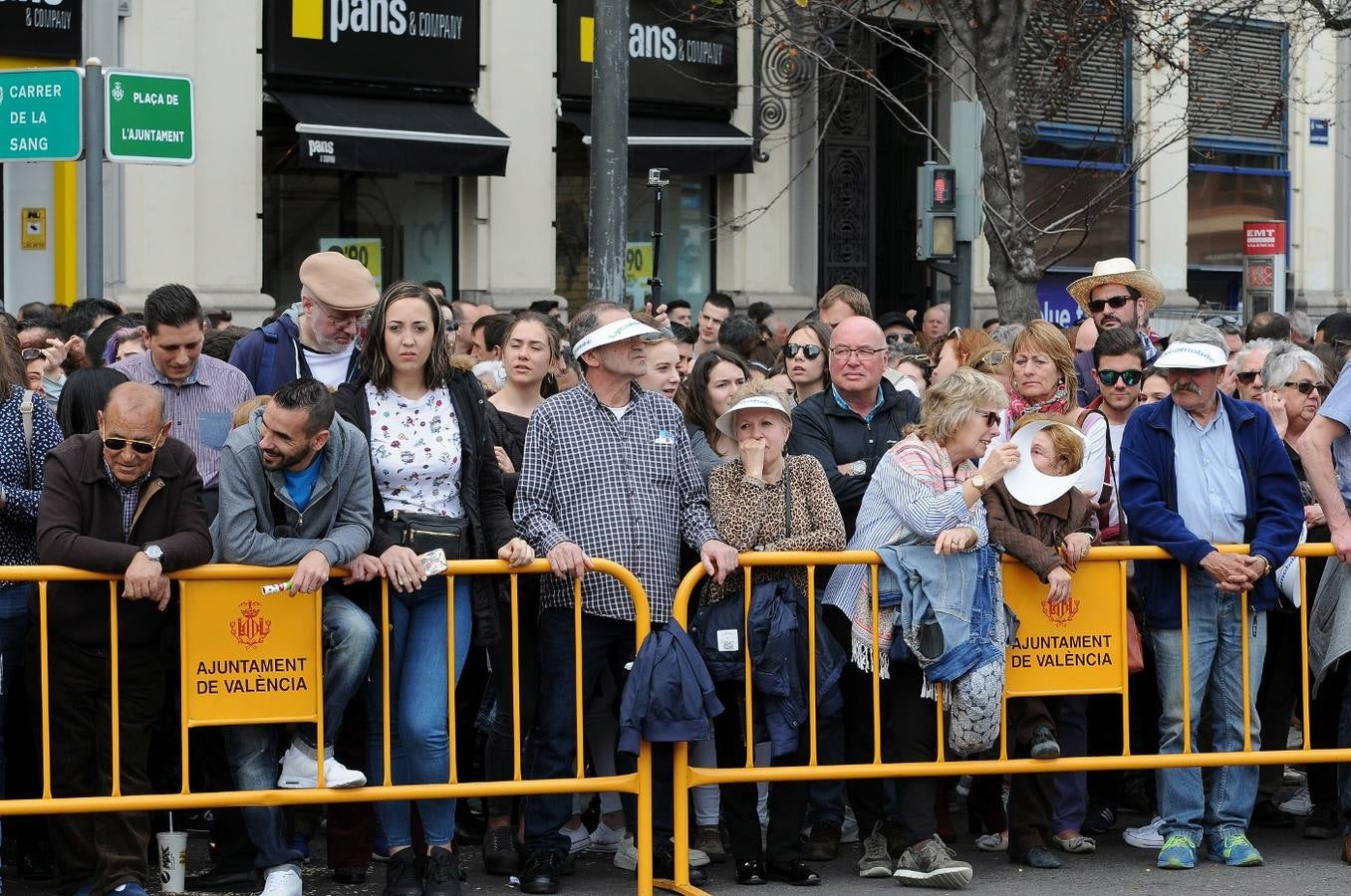 La pirotécnia granadina Alpujarreña ha disparado la mascletà del 9 de marzo de las Fallas 2018. Su novedoso 'martillo de Thor' ha atronado la plaza del Ayuntamiento.