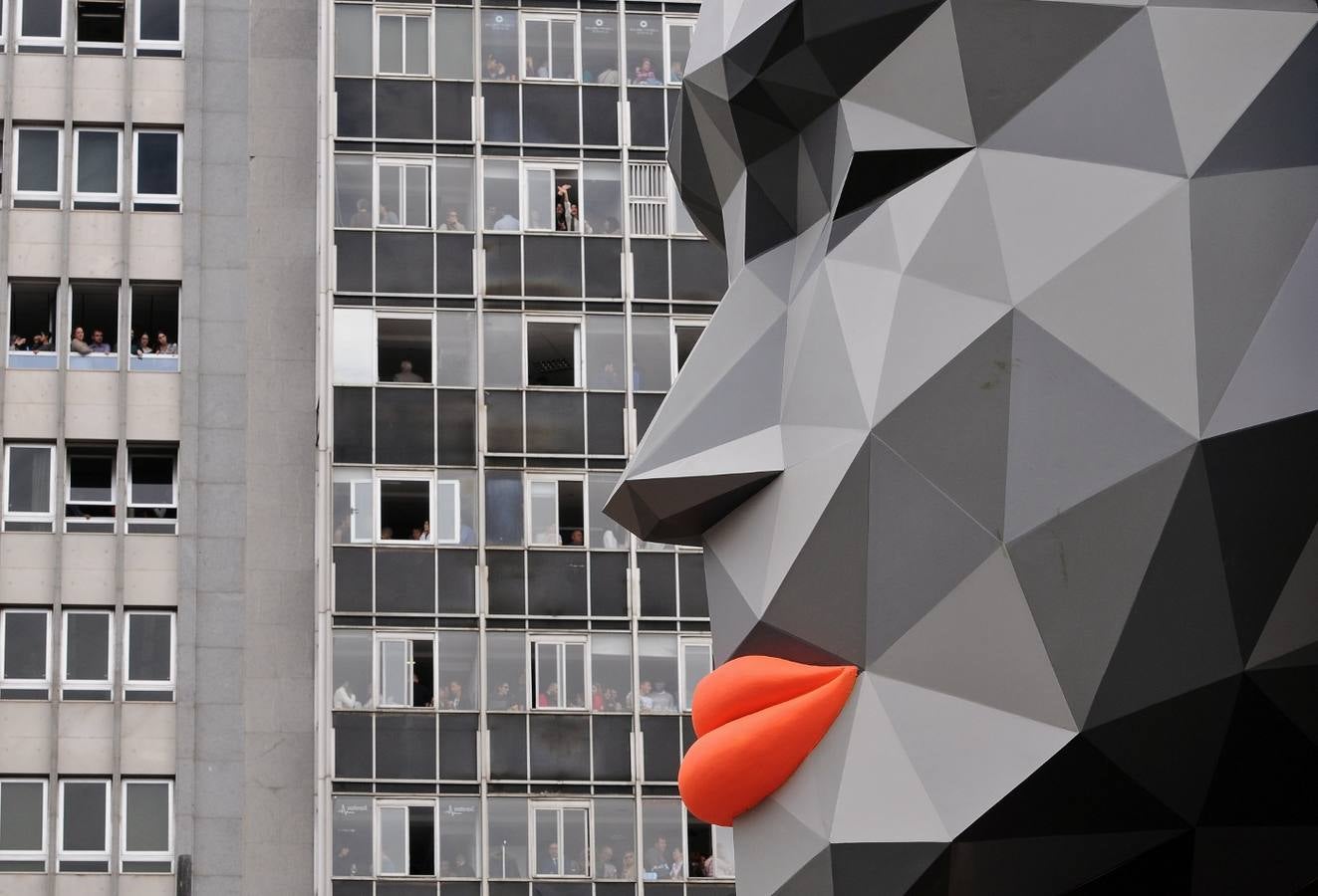 La pirotécnia granadina Alpujarreña ha disparado la mascletà del 9 de marzo de las Fallas 2018. Su novedoso 'martillo de Thor' ha atronado la plaza del Ayuntamiento.