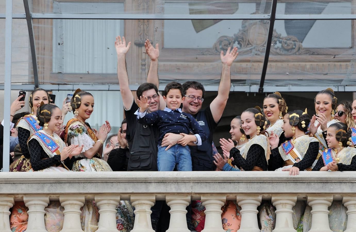 La pirotécnia granadina Alpujarreña ha disparado la mascletà del 9 de marzo de las Fallas 2018. Su novedoso 'martillo de Thor' ha atronado la plaza del Ayuntamiento.