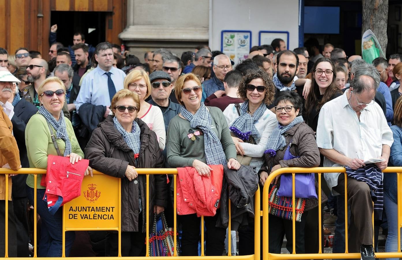 La pirotécnia granadina Alpujarreña ha disparado la mascletà del 9 de marzo de las Fallas 2018. Su novedoso 'martillo de Thor' ha atronado la plaza del Ayuntamiento.