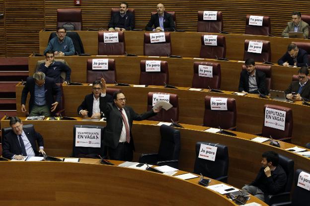 El conseller Vicent Soler realiza aspavientos dirigiéndose al PP mientras el presidente Puig gesticula. 