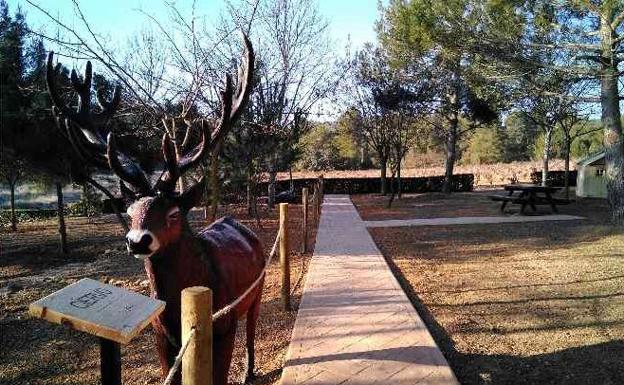 Figura a tamaño real de un ciervo, Parque de los sentidos