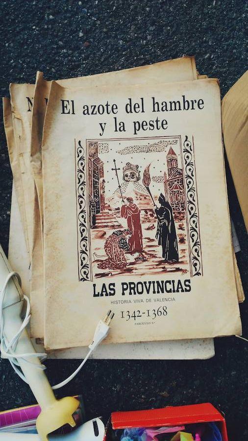 Un montón de cuadernos de LAS PROVINCIAS que relatan la historia viva de Valencia. La crónica de la ciudad contada por la prensa reposa entre batidoras, Barbies y colonias, esperando a alguien que encuentre su valor entre juguetes rotos. 