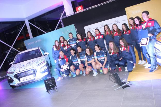 El equipo ciclista femenino patrocinado por Koryo Car, junto al SUV de Hyundai.