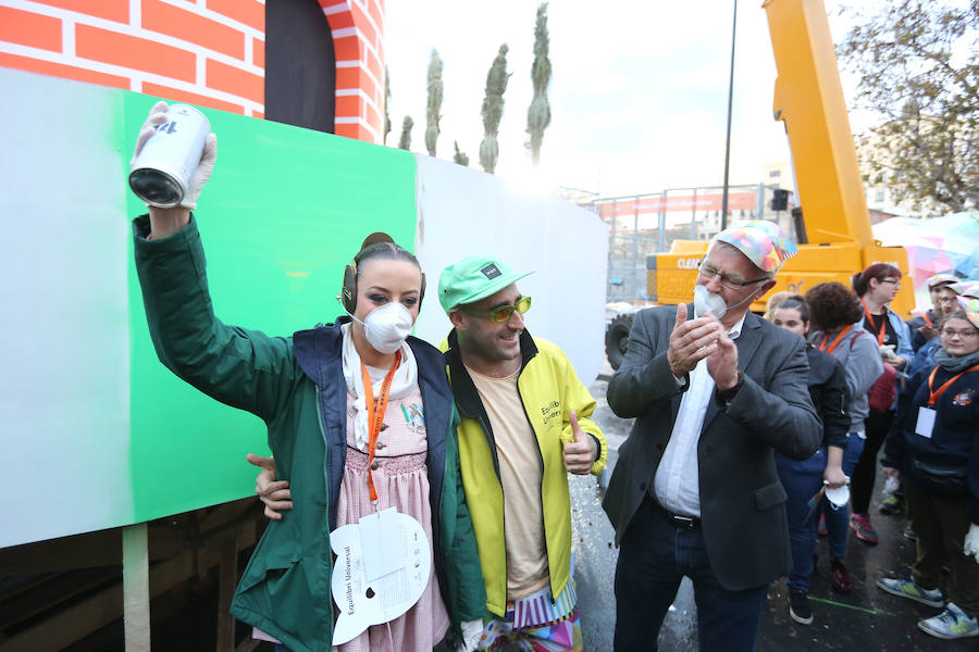 Representantes del munco fallero, social y político han participado en una actividad que consiste en pintar la base de la falla de la plaza del Ayuntamiento, obra de los artistas Okuda, Latorre y Sanz.