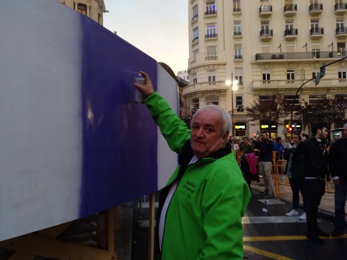 Representantes del munco fallero, social y político han participado en una actividad que consiste en pintar la base de la falla de la plaza del Ayuntamiento, obra de los artistas Okuda, Latorre y Sanz.