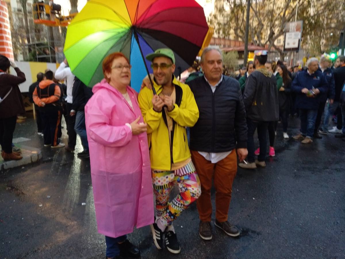 El artista de la falla Okuda y su madre.