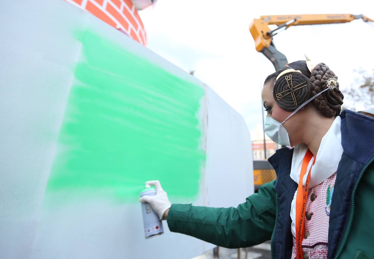 Representantes del munco fallero, social y político han participado en una actividad que consiste en pintar la base de la falla de la plaza del Ayuntamiento, obra de los artistas Okuda, Latorre y Sanz.