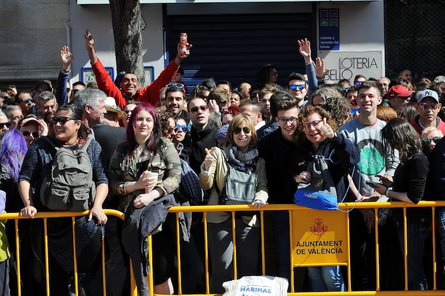 Fotos: Búscate en la mascletà del 11 de marzo