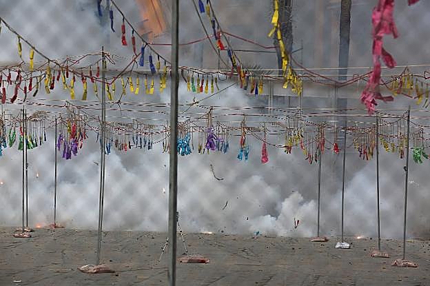 La pólvora, durante el disparo de ayer de Hermanos Caballer. 