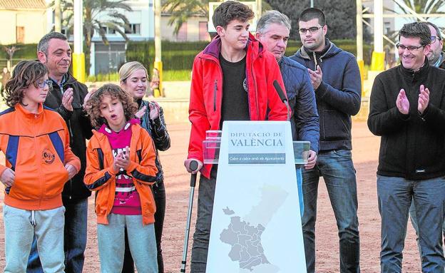 El presiente Jorge Rodríguez con los chavales del equipo de fúbol base del Vinalesa. 