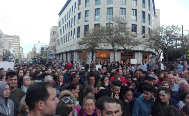 Los padres del pequeño, durante la concentración del pasado 8 de marzo.