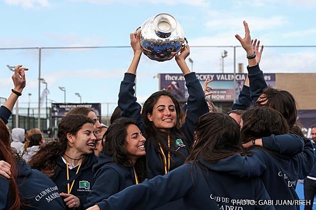 Las jugadoras del Club de Campo alzan la Copa. 