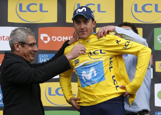 Marc Soler, con el maillot amarillo de ganador de la carrera. 