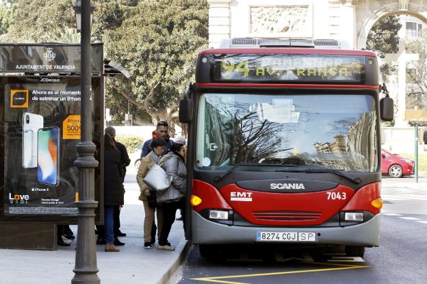 Usuarios de la EMT suben a un autobús. 