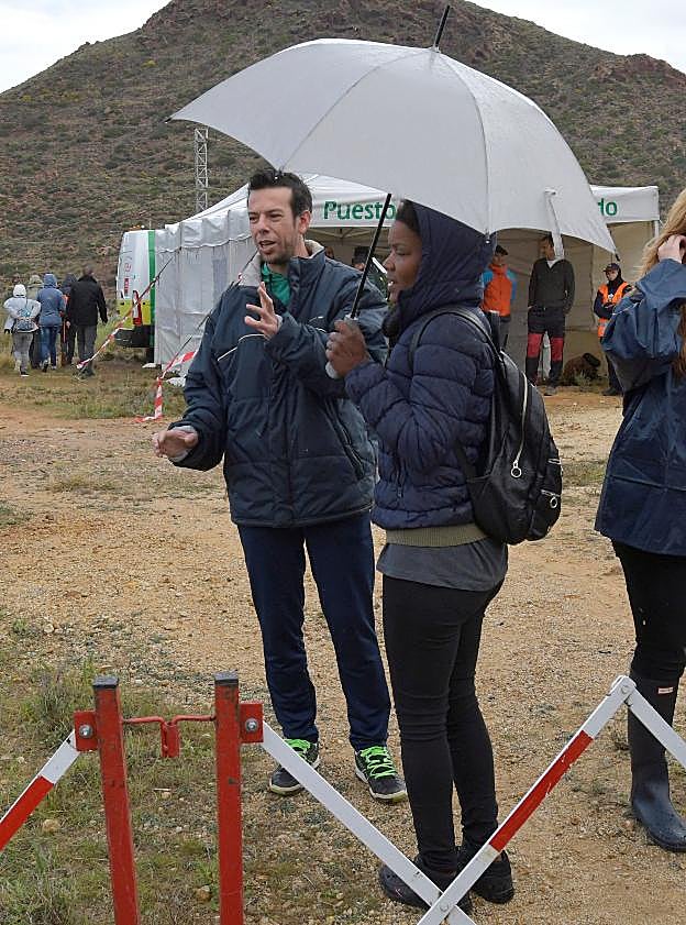 Ana Julia, con el padre de Gabriel, durante su búsqueda 
