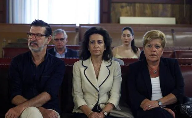 Rafael Betoret (izquierda), Angelica Such (centro) y Milagrosa Martinez (derecha), en el juicio por el caso FITUR.