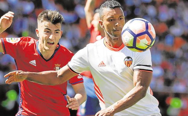 Luis Nani disputa un balón con el jugador de Osasuna, Aitor Buñuel.