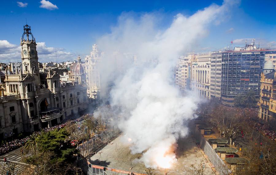 La mascletà de hoy ha rendido homenaje al operario fallecido en las instalaciones de Ricasa.