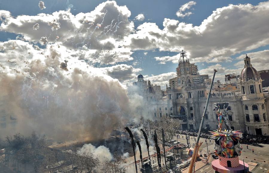 La mascletà de hoy ha rendido homenaje al operario fallecido en las instalaciones de Ricasa.